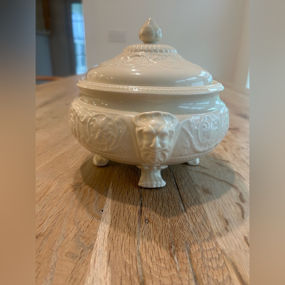 Wedgewood Patrician Round Footed Covered Vegetable Bowl With Lid